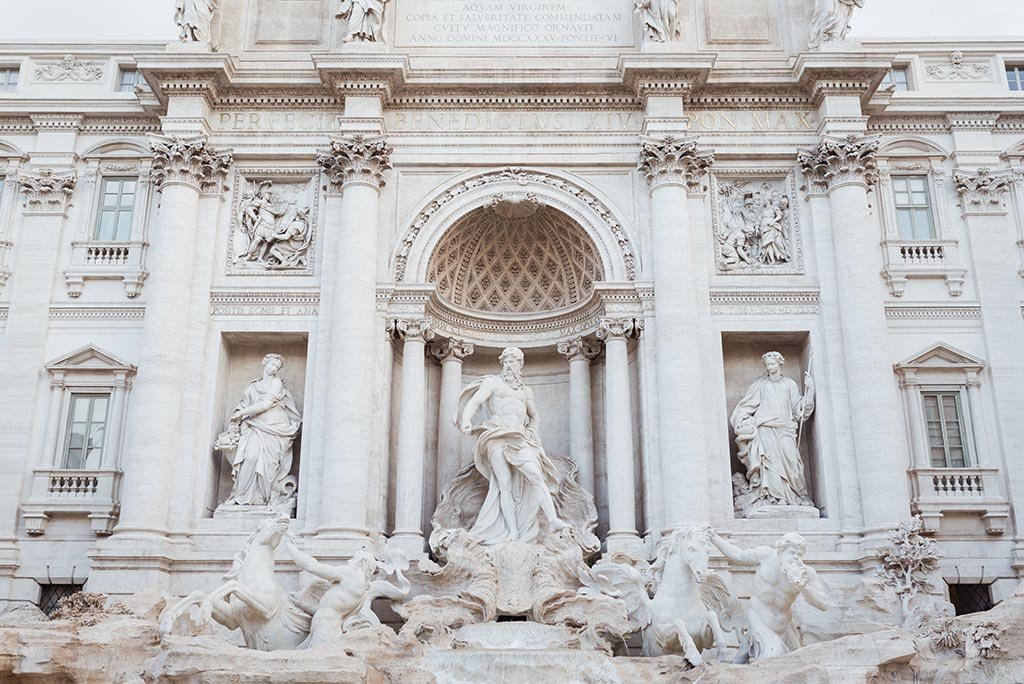 photoshoot in trevi fountain