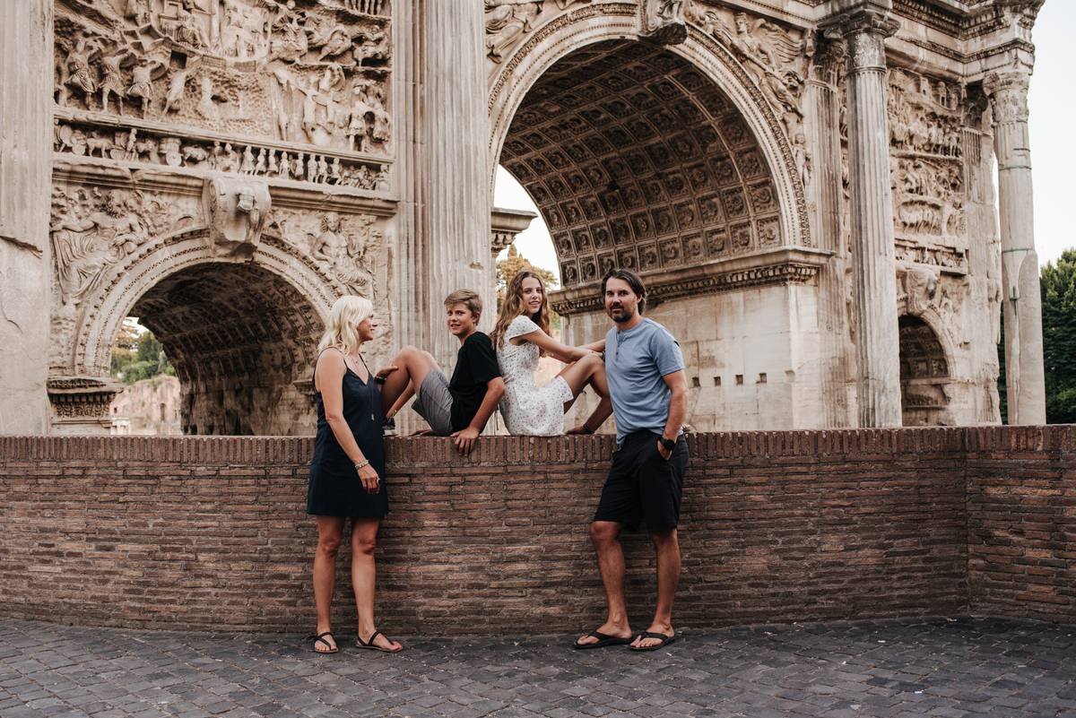 A family under the Arch of Septimius Severus
